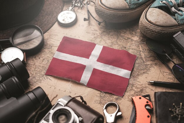 Drapeau de l'Ordre militaire souverain de Malte entre les accessoires du voyageur sur l'ancienne carte vintage. Concept de destination touristique.