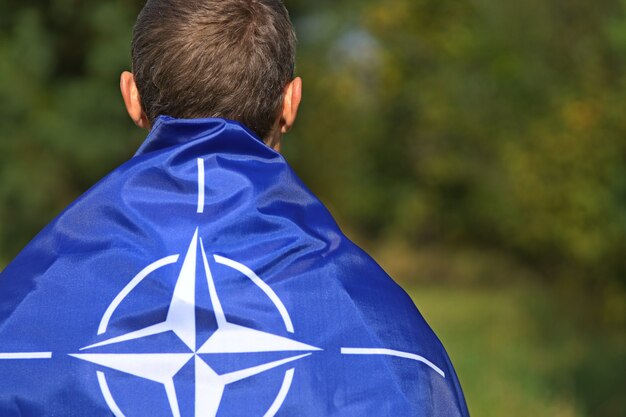 Drapeau de l'OTAN sur les épaules des hommes