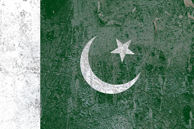 Drapeau pakistanais peint sur une vieille surface de mur en béton endommagée