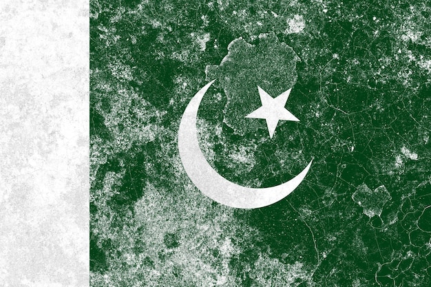 Drapeau pakistanais sur une vieille surface de mur en béton endommagée