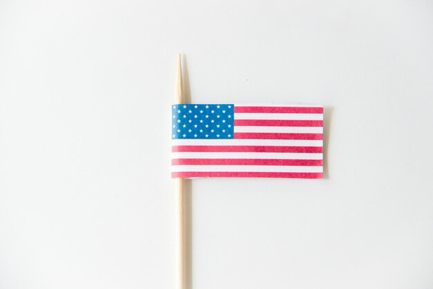 Drapeau de papier USA sur fond blanc