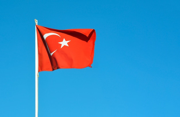 drapeau de pays de Turquie agitant sur ciel bleu