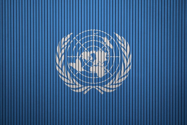 Drapeau peint des Nations Unies sur un mur de béton