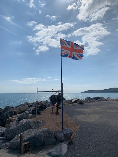 Le drapeau sur la plage contre le ciel