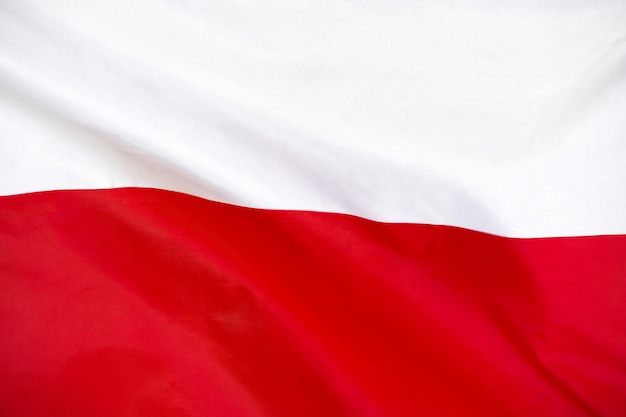 Drapeau de la Pologne. Drapeau de la Pologne dans le vent.