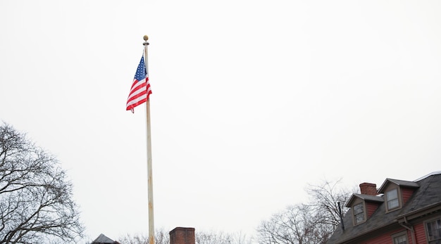 Un drapeau sur un poteau