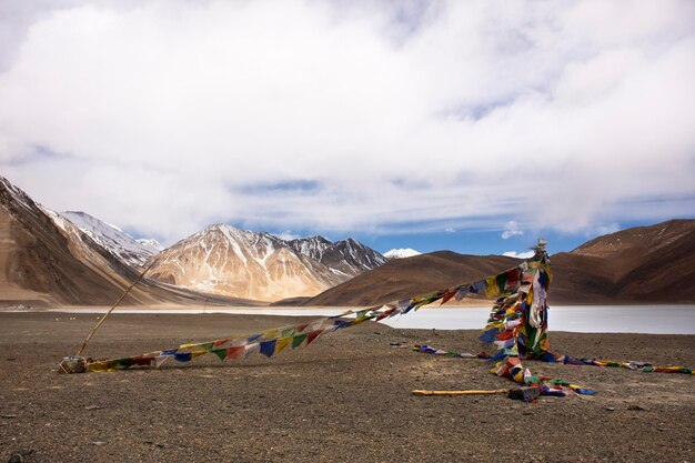 Drapeau de prière pour la bénédiction au point de vue avec les montagnes de l'Himalaya et le lac de hautes prairies de Pangong Tso pendant la saison d'hiver à Leh Ladakh au Jammu-et-Cachemire en Inde