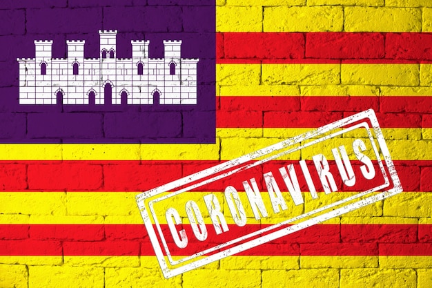 Drapeau des régions ou des communautés d'Espagne Îles Baléares proportions originales. estampillé du Coronavirus. texture de mur de briques. Notion de virus corona. Au bord d'une pandémie COVID-19 ou 2019-nCoV.