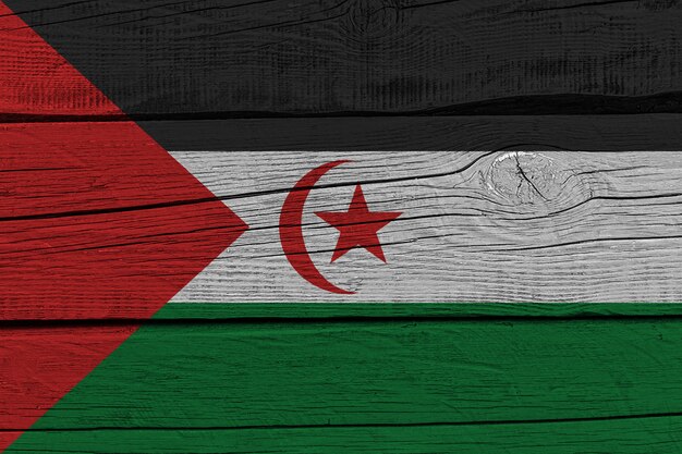 Drapeau de la République arabe sahraouie démocratique peint sur une vieille planche de bois