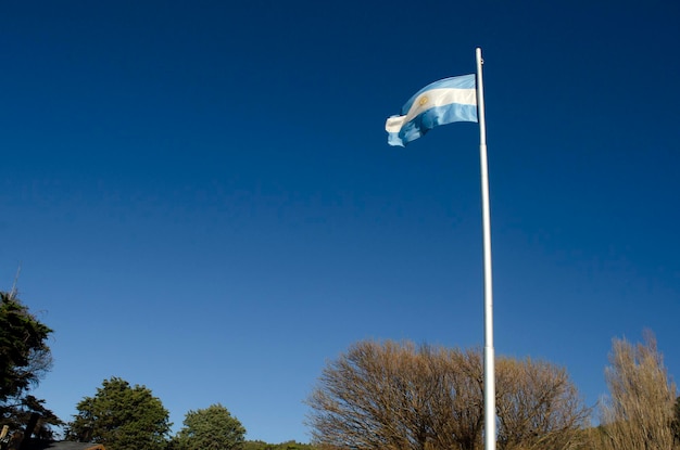 drapeau de la République argentine sur le ciel bleu