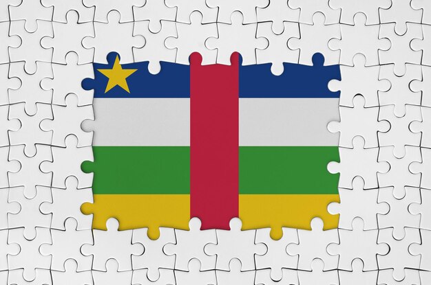 Drapeau de la République centrafricaine dans le cadre de pièces de puzzle blanches avec partie centrale manquante