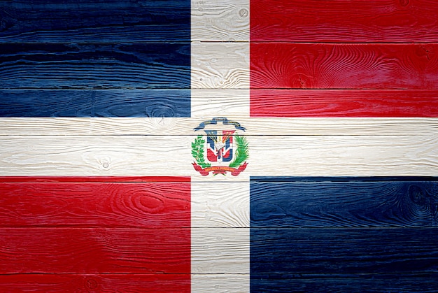 Drapeau de la République dominicaine peint sur fond de planche de bois ancien