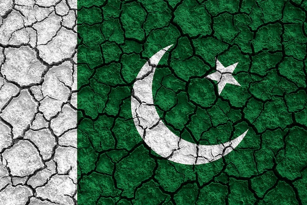 Drapeau de la République islamique du Pakistan sur fond de texture de terre sèche