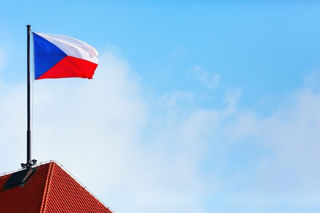 drapeau de la République tchèque sur le toit rouge