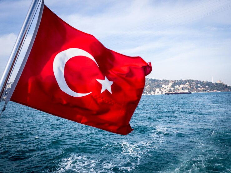 Photo drapeau rouge dans la mer contre le ciel