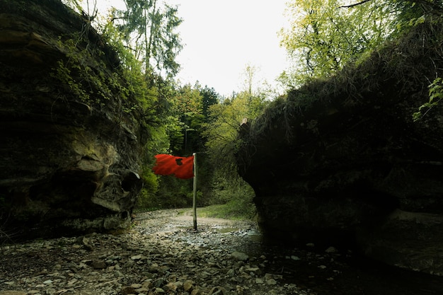 Drapeau rouge isolé sur route