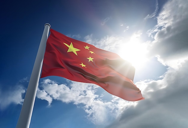 Drapeau rouge en tissu de la République populaire de Chine agitant par le vent sur un fond de ciel bleu