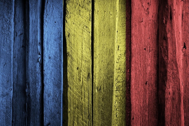 Drapeau roumain sur fond de vieilles planches de bois