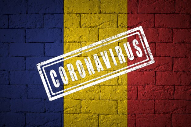 Drapeau de la Roumanie aux proportions originales. estampillé du Coronavirus. texture de mur de briques. Notion de virus corona. Au bord d'une pandémie COVID-19 ou 2019-nCoV.