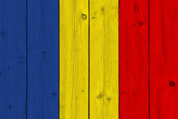 Drapeau de la Roumanie peint sur une vieille planche de bois