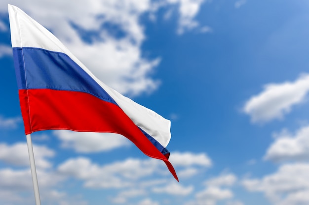 Drapeau russe contre le ciel bleu