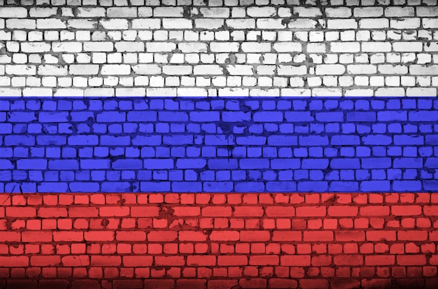 Le drapeau de la Russie est peint sur un vieux mur de briques