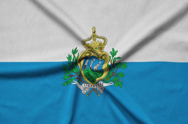 Drapeau de Saint-Marin avec de nombreux plis.