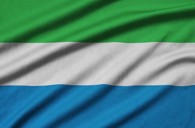 Drapeau de la Sierra Leone avec de nombreux plis.