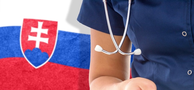 Drapeau slovaquie femme médecin avec stéthoscope, système national de santé