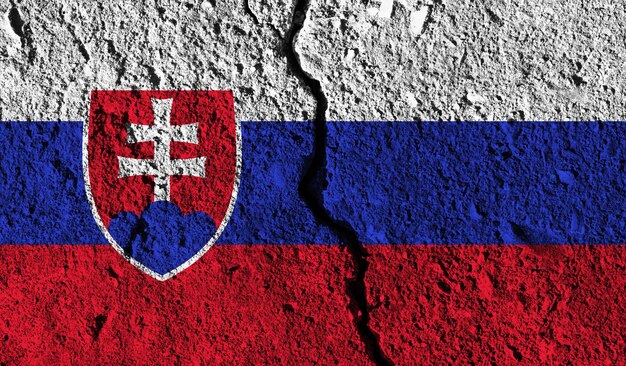 Drapeau de la slovaquie avec fissure à travers le concept divisé du pays moyen