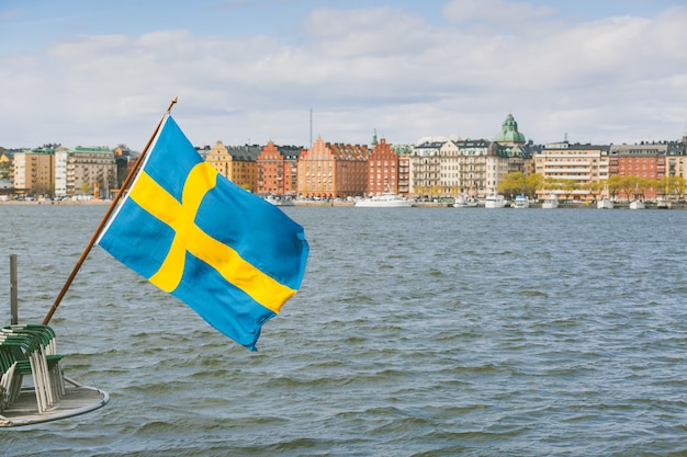 Photo drapeau suédois à l'arrière d'un bateau à stockholm