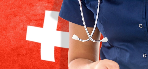 Drapeau suisse femme médecin avec stéthoscope, système national de santé