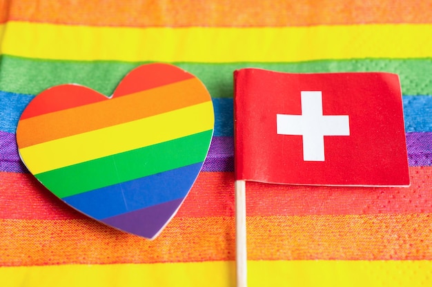 Drapeau suisse sur fond arc-en-ciel symbole du mouvement social du mois de la fierté gay LGBT Le drapeau arc-en-ciel est un symbole de la tolérance et de la paix des droits de l'homme transgenre gay bisexuel