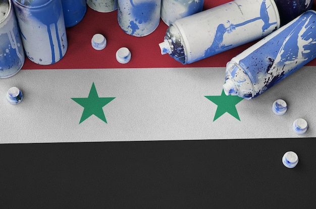 Photo drapeau de la syrie et quelques bombes aérosols utilisées pour la peinture de graffitis concept de culture d'art de rue