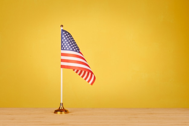 Photo drapeau de table américain sur table en bois