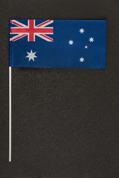 Drapeau de table de l'Australie sur fond noir Cadre vertical