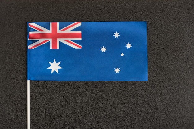 Drapeau de table de l'Australie sur fond noir. le drapeau est similaire au Royaume-Uni.