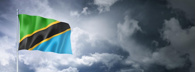 Drapeau de la Tanzanie sur un ciel nuageux