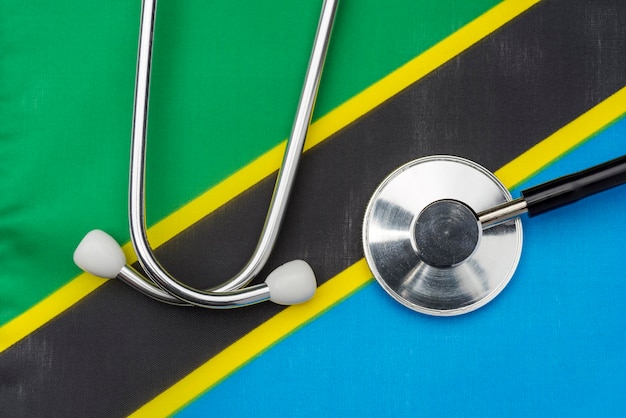 Photo drapeau tanzanien et stéthoscope le concept de médecine