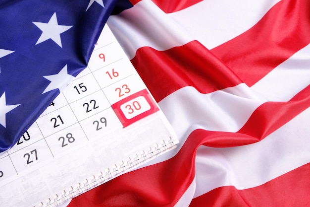 Drapeau des États-Unis d'Amérique avec un calendrier marqué le trentième jour du Memorial Day.