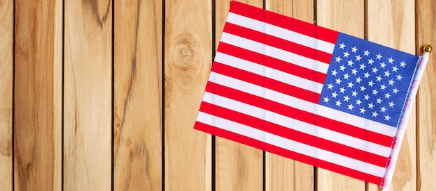 Drapeau des États-Unis d'Amérique sur fond de table en bois Vacances aux États-Unis du concept de l'indépendance du mémorial des anciens combattants du 4 juillet et de la fête du Travail