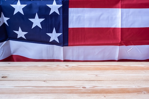 Drapeau des États-Unis d&#39;Amérique avec table en bois