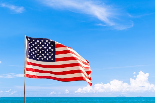 Drapeau des États-Unis d'Amérique (USA) en agitant dans le vent avec ciel bleu et nuage sur une journée ensoleillée