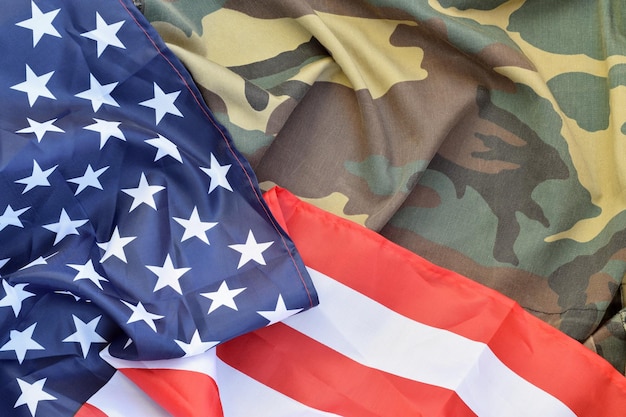 Drapeau des États-Unis d'Amérique et veste d'uniforme militaire pliée Symboles militaires bannière de fond conceptuel pour les vacances patriotiques américaines