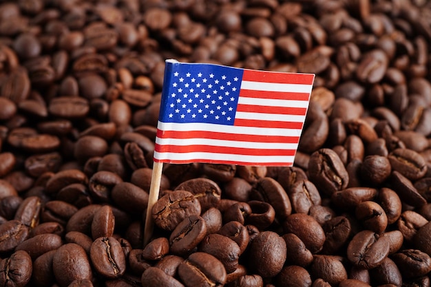 Drapeau des États-Unis sur les grains de café achetés en ligne pour l'exportation ou l'importation de produits alimentaires