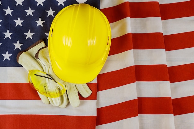 Drapeau des États-Unis de Happy Labor Day signe patriotique sur casque jaune et gants