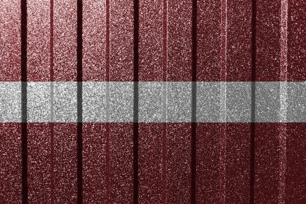 Drapeau texturé de la Lettonie sur le mur métallique Fond géométrique abstrait naturel coloré avec des lignes
