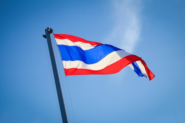 Drapeau de la Thaïlande avec beau ciel sur flagstaff