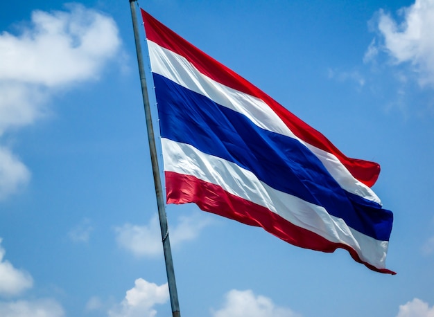 Drapeau de la Thaïlande sur un ciel bleu avec fond de nuages