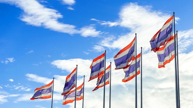 Photo le drapeau de la thaïlande sur fond bleu